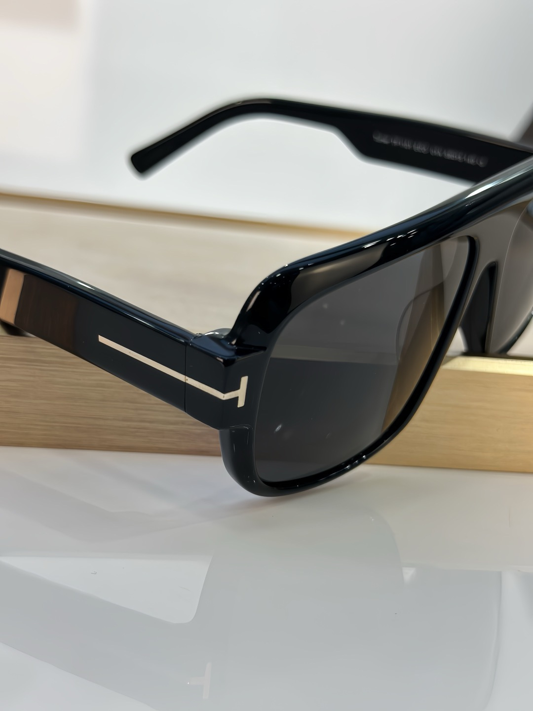 Tom Ford TOM FORD 1101 以硬朗 的双梁飞行员造型诠释现代男性的阳刚魅力 亮面黑色板材勾勒出宽阔且极具力量感的镜框线条