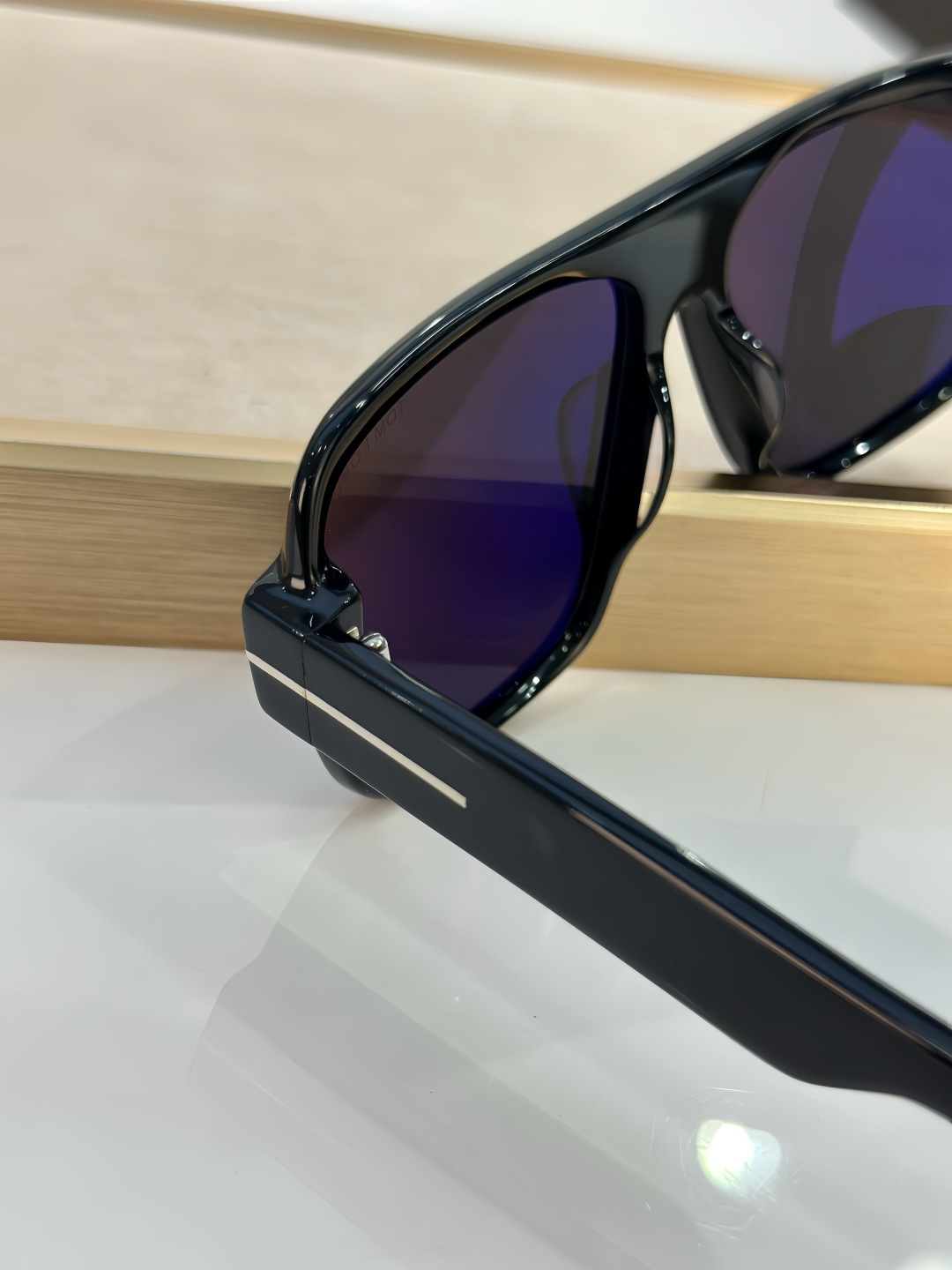 Tom Ford TOM FORD 1101 以硬朗 的双梁飞行员造型诠释现代男性的阳刚魅力 亮面黑色板材勾勒出宽阔且极具力量感的镜框线条