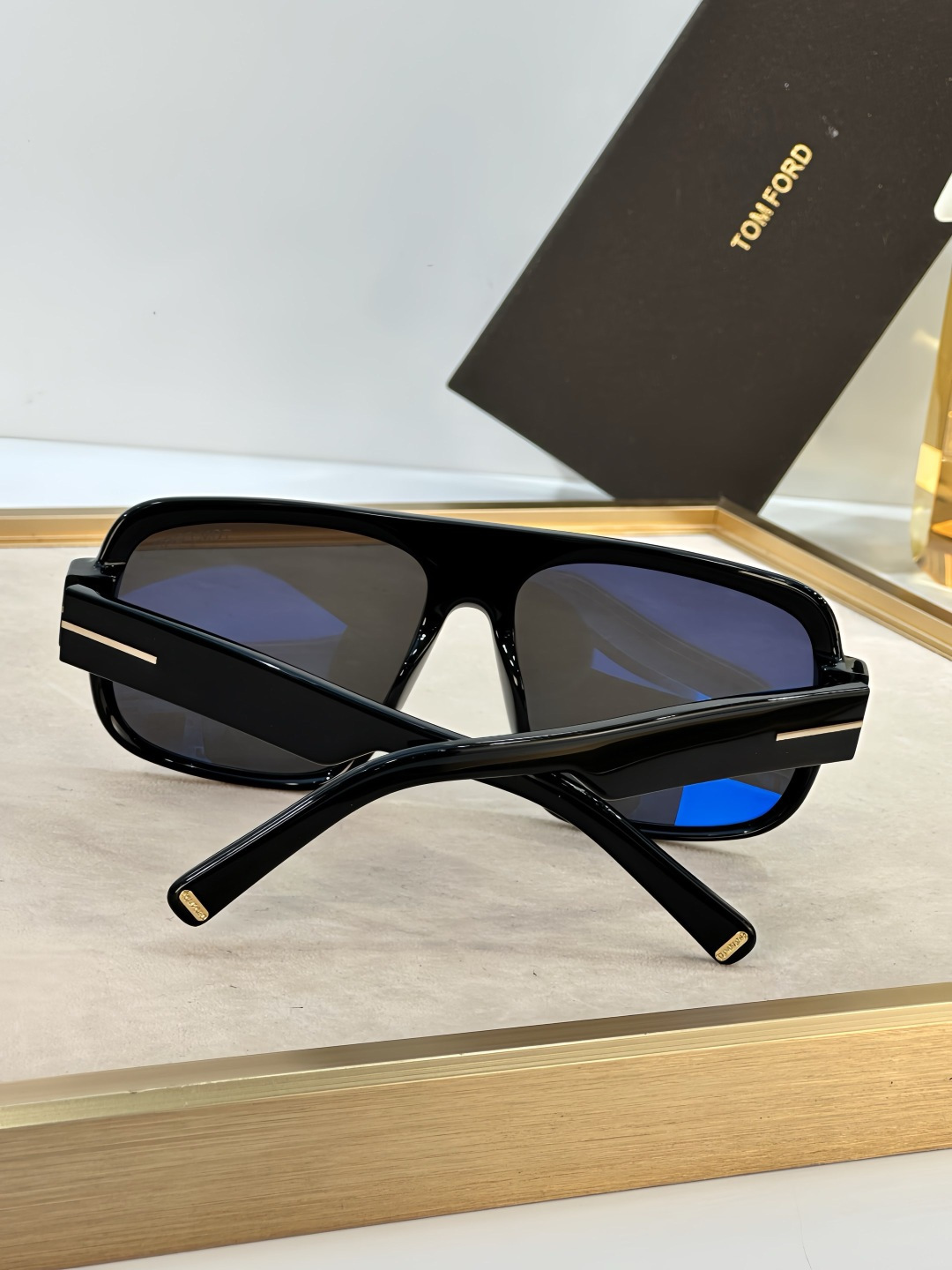 Tom Ford TOM FORD 1101 以硬朗 的双梁飞行员造型诠释现代男性的阳刚魅力 亮面黑色板材勾勒出宽阔且极具力量感的镜框线条