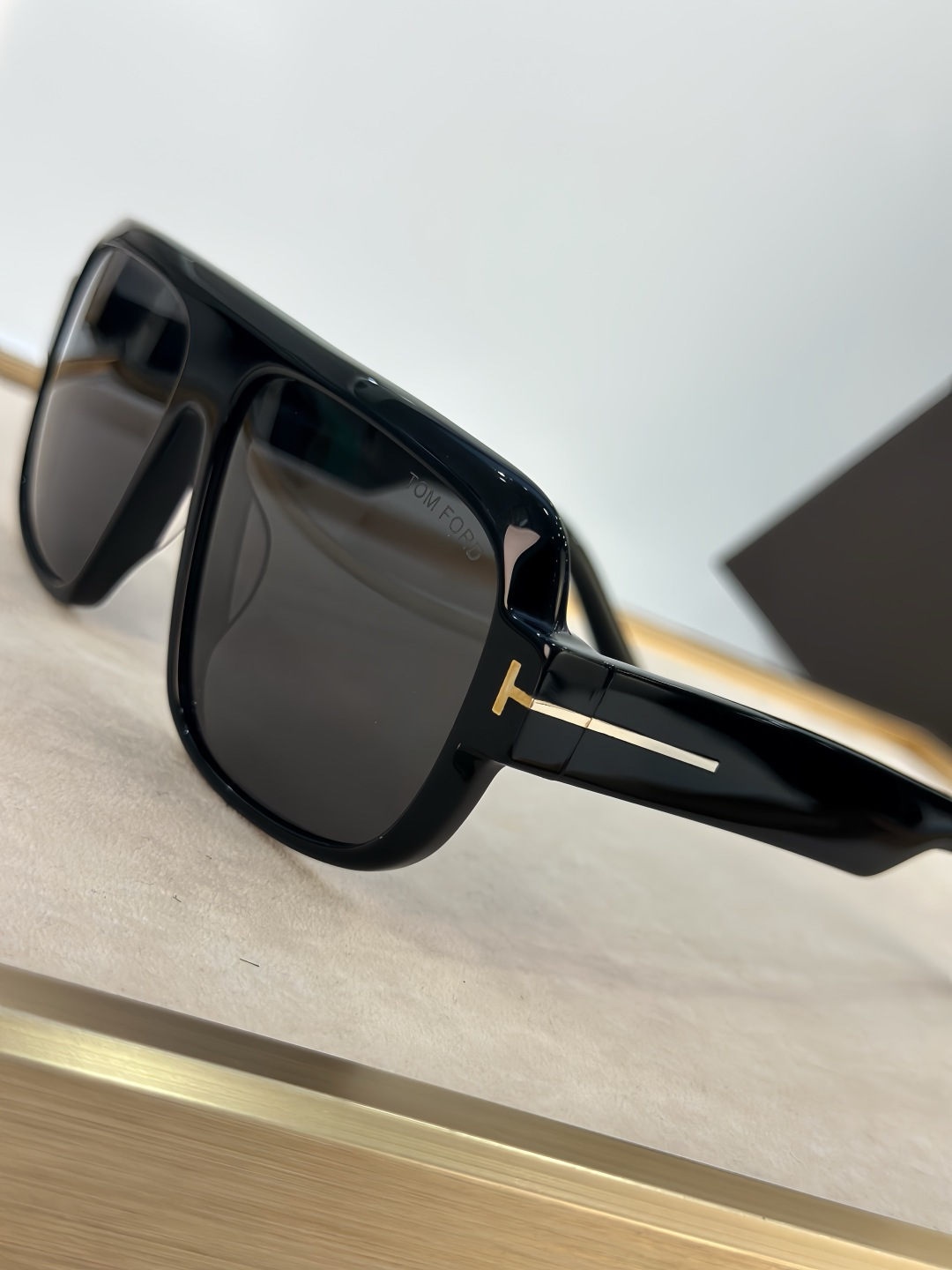 Tom Ford TOM FORD 1101 以硬朗 的双梁飞行员造型诠释现代男性的阳刚魅力 亮面黑色板材勾勒出宽阔且极具力量感的镜框线条