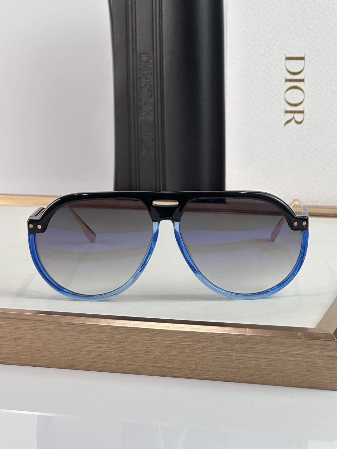 Dior DIOR Club 3 以夸张大胆的几何轮廓重塑先锋 亮面黑色板材勾勒出厚重且极具雕塑感的镜框线条