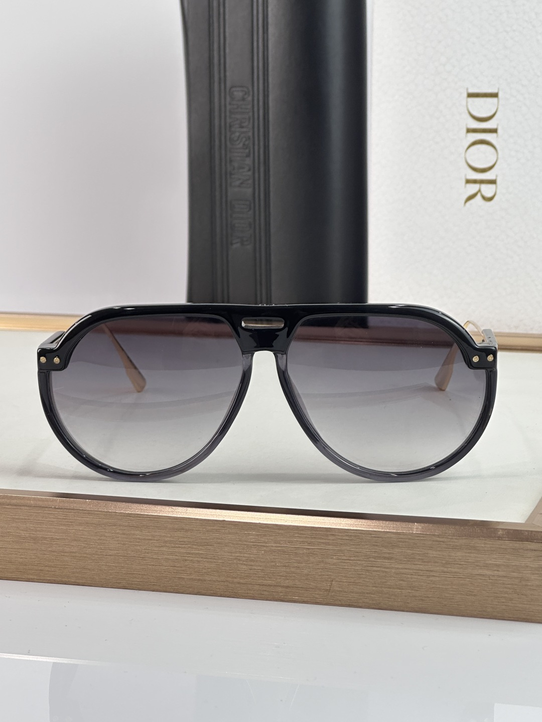 Dior DIOR Club 3 以夸张大胆的几何轮廓重塑先锋 亮面黑色板材勾勒出厚重且极具雕塑感的镜框线条
