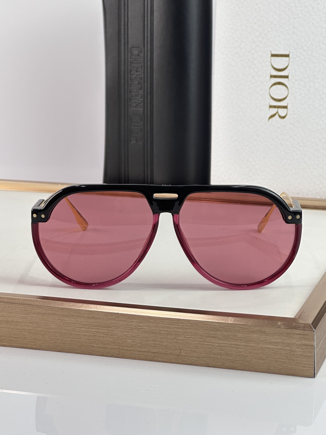 Dior DIOR Club 3 以夸张大胆的几何轮廓重塑先锋 亮面黑色板材勾勒出厚重且极具雕塑感的镜框线条