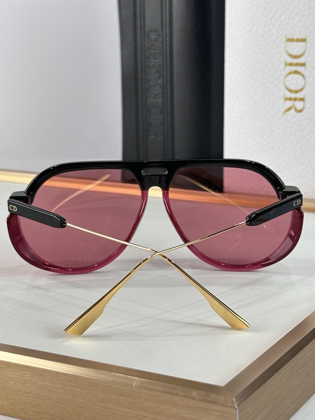 Dior DIOR Club 3 以夸张大胆的几何轮廓重塑先锋 亮面黑色板材勾勒出厚重且极具雕塑感的镜框线条