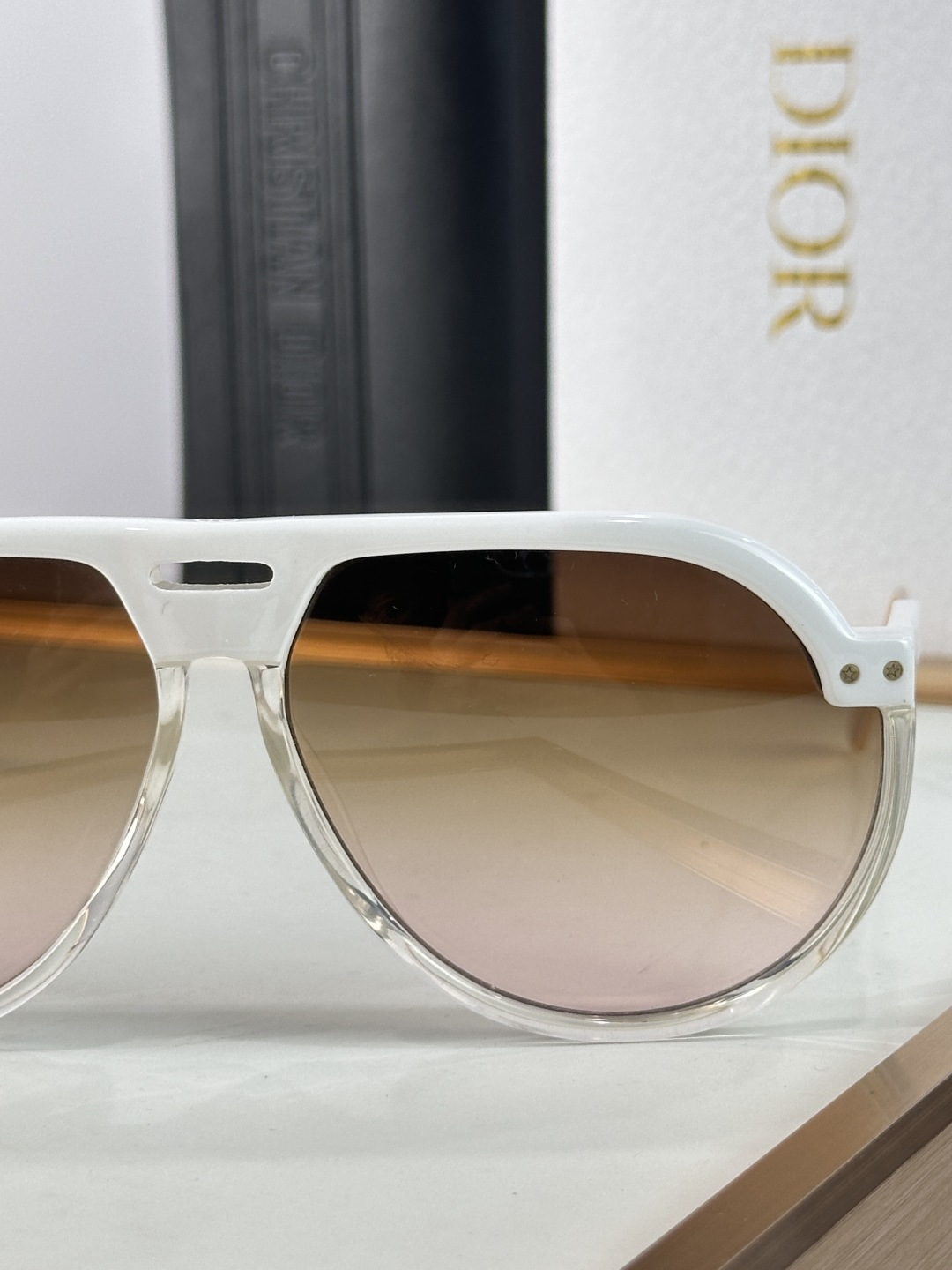 Dior DIOR Club 3 以夸张大胆的几何轮廓重塑先锋 亮面黑色板材勾勒出厚重且极具雕塑感的镜框线条