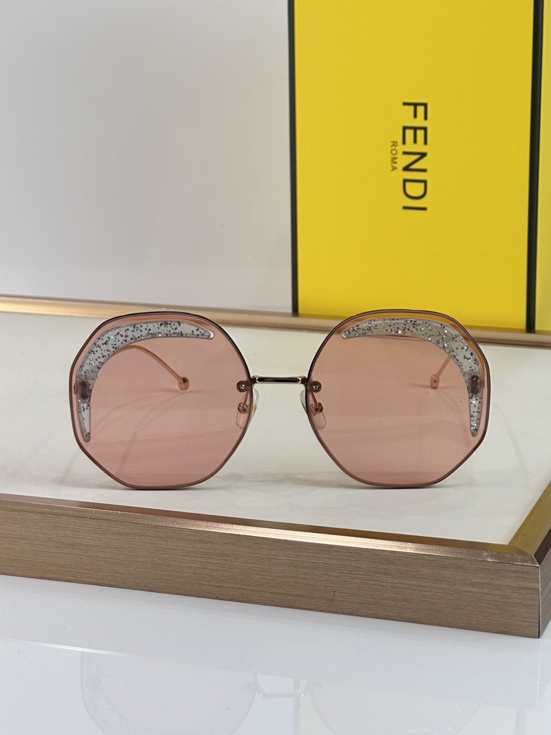 Fendi FENDI 0358 以利落的多边形轮廓打破常规 巧妙平衡几何解构与前卫美学 亮蓝色通透镜片构筑出充满活力的视觉冲击