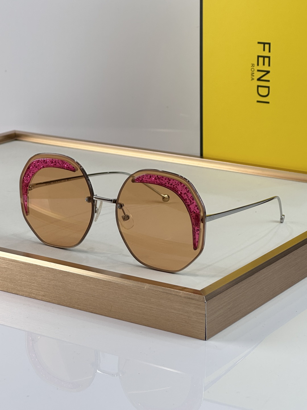 Fendi FENDI 0358 以利落的多边形轮廓打破常规 巧妙平衡几何解构与前卫美学 亮蓝色通透镜片构筑出充满活力的视觉冲击
