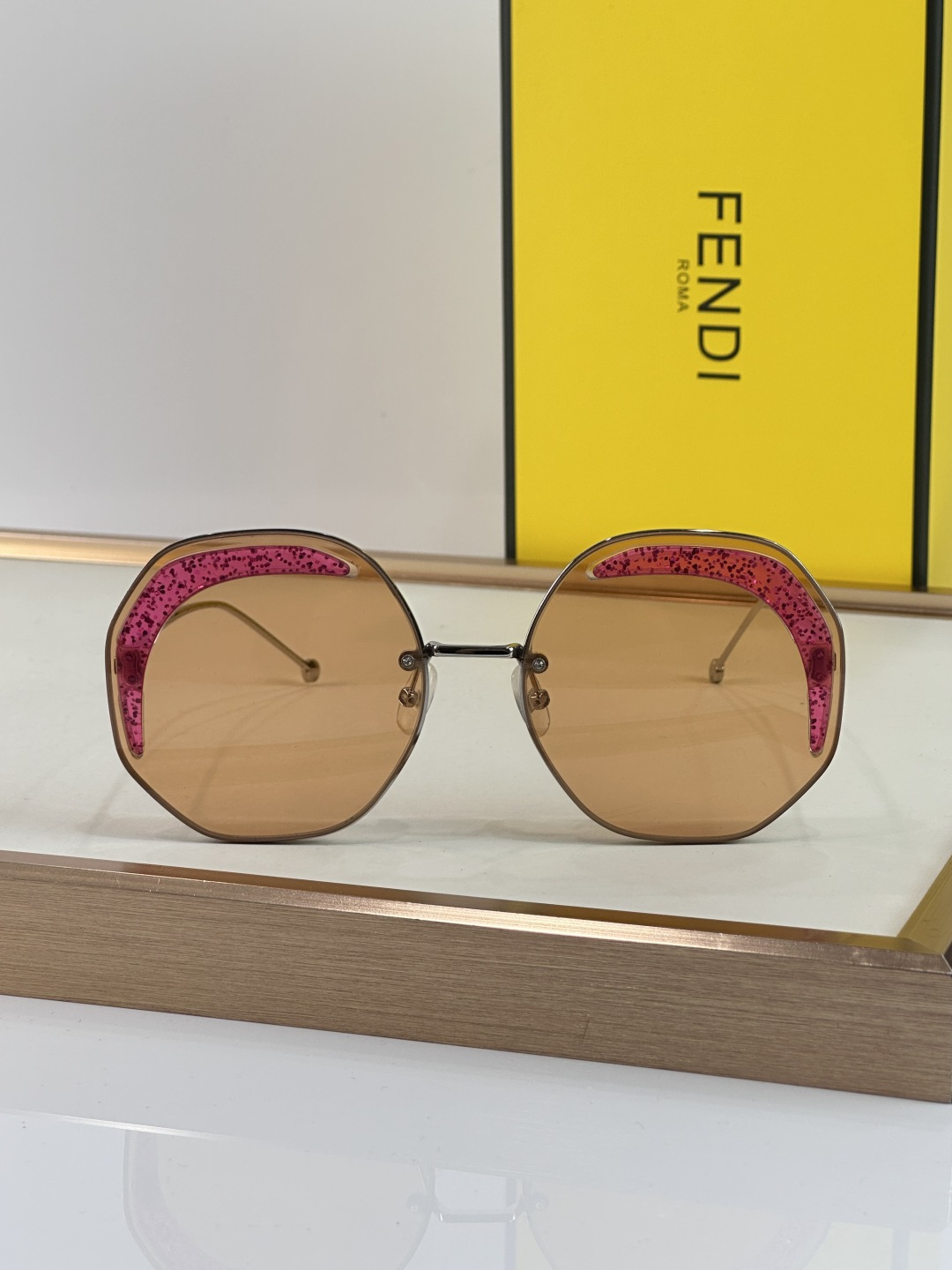 Fendi FENDI 0358 以利落的多边形轮廓打破常规 巧妙平衡几何解构与前卫美学 亮蓝色通透镜片构筑出充满活力的视觉冲击