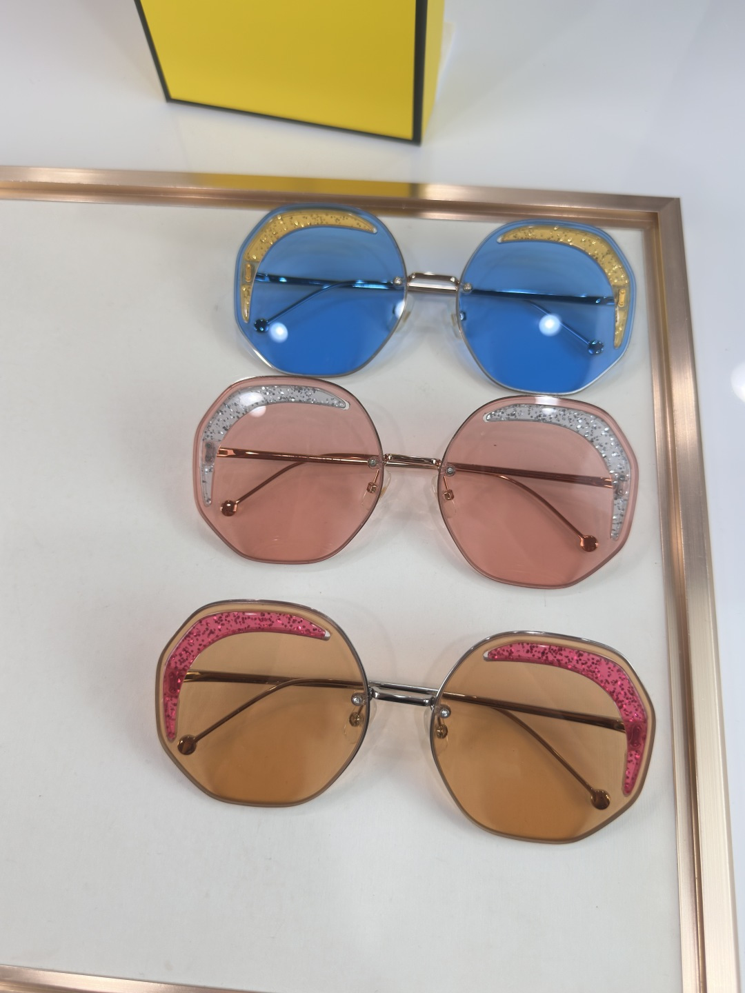 Fendi FENDI 0358 以利落的多边形轮廓打破常规 巧妙平衡几何解构与前卫美学 亮蓝色通透镜片构筑出充满活力的视觉冲击