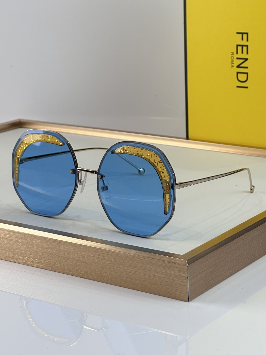 Fendi FENDI 0358 以利落的多边形轮廓打破常规 巧妙平衡几何解构与前卫美学 亮蓝色通透镜片构筑出充满活力的视觉冲击