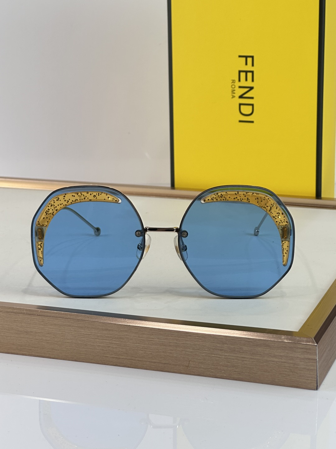 Fendi FENDI 0358 以利落的多边形轮廓打破常规 巧妙平衡几何解构与前卫美学 亮蓝色通透镜片构筑出充满活力的视觉冲击