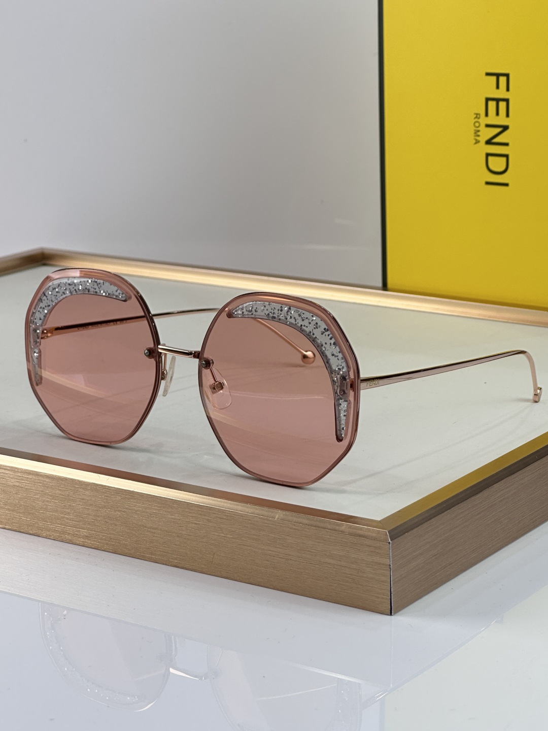 Fendi FENDI 0358 以利落的多边形轮廓打破常规 巧妙平衡几何解构与前卫美学 亮蓝色通透镜片构筑出充满活力的视觉冲击