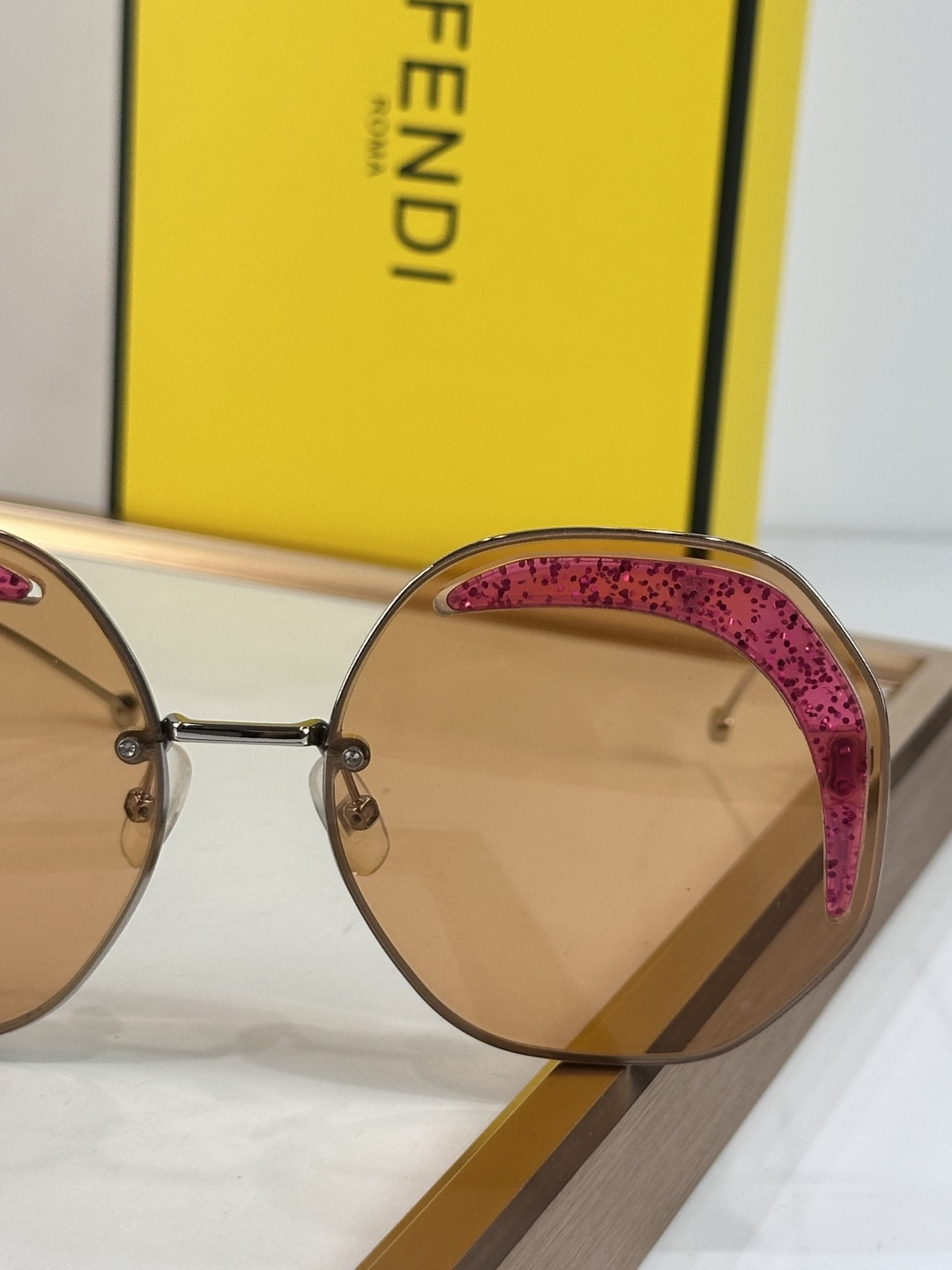 Fendi FENDI 0358 以利落的多边形轮廓打破常规 巧妙平衡几何解构与前卫美学 亮蓝色通透镜片构筑出充满活力的视觉冲击