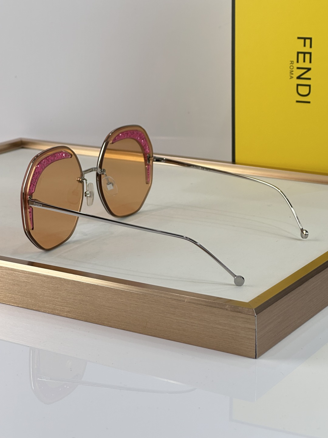 Fendi FENDI 0358 以利落的多边形轮廓打破常规 巧妙平衡几何解构与前卫美学 亮蓝色通透镜片构筑出充满活力的视觉冲击