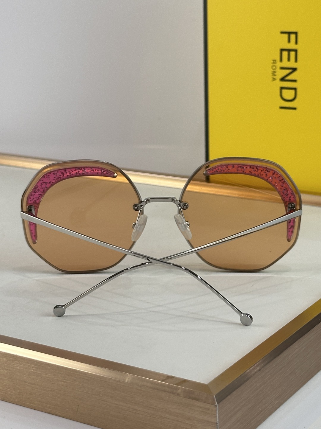 Fendi FENDI 0358 以利落的多边形轮廓打破常规 巧妙平衡几何解构与前卫美学 亮蓝色通透镜片构筑出充满活力的视觉冲击
