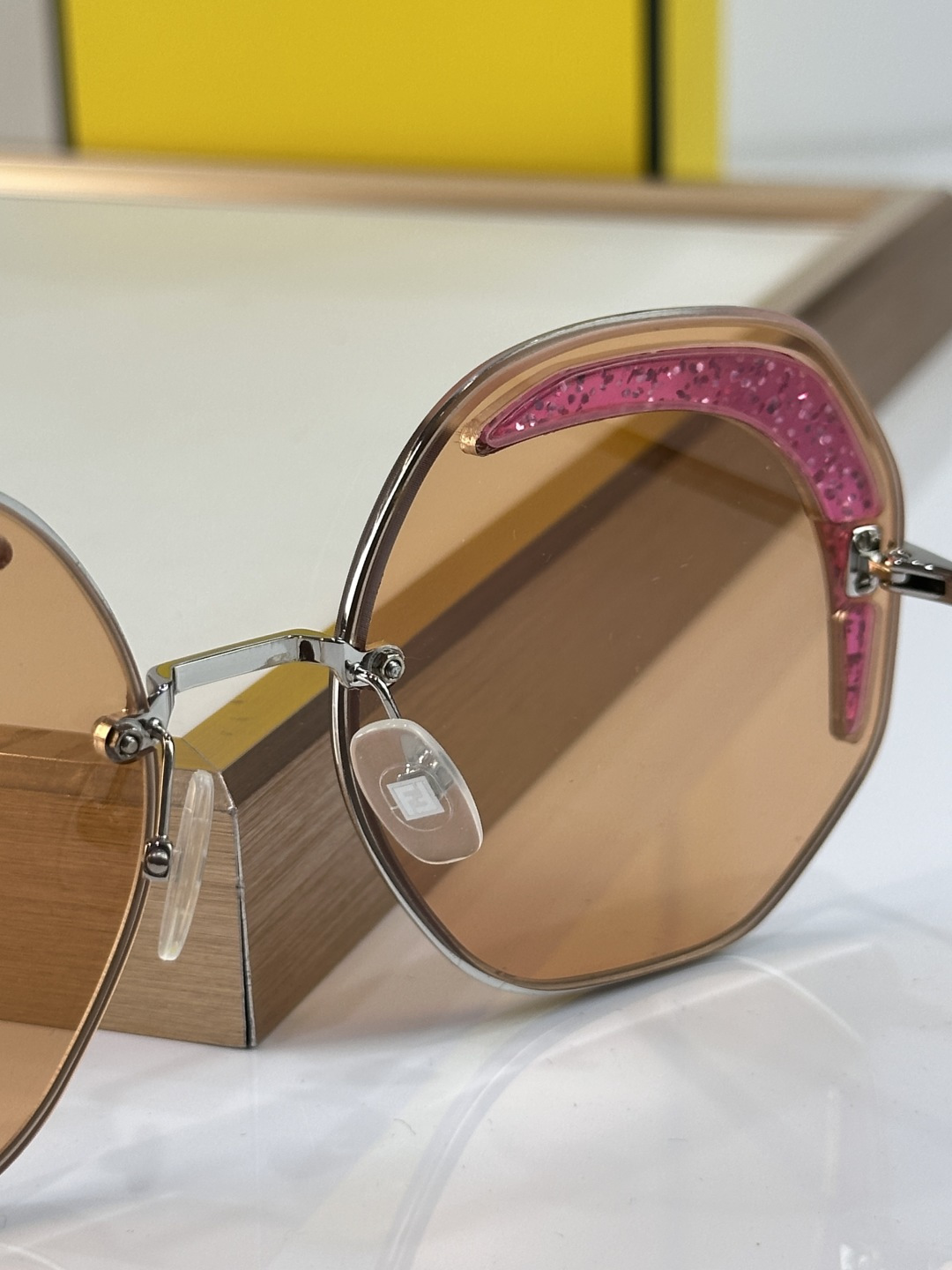 Fendi FENDI 0358 以利落的多边形轮廓打破常规 巧妙平衡几何解构与前卫美学 亮蓝色通透镜片构筑出充满活力的视觉冲击