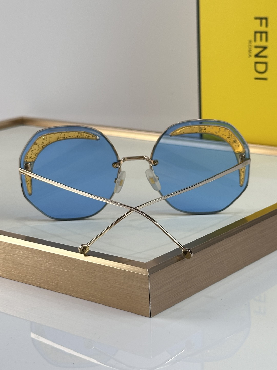 Fendi FENDI 0358 以利落的多边形轮廓打破常规 巧妙平衡几何解构与前卫美学 亮蓝色通透镜片构筑出充满活力的视觉冲击