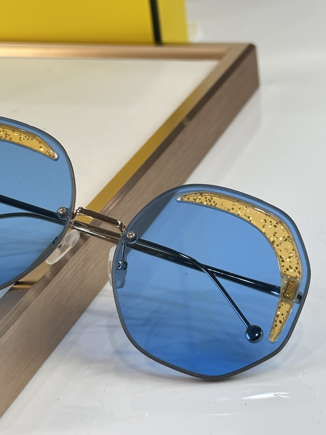 Fendi FENDI 0358 以利落的多边形轮廓打破常规 巧妙平衡几何解构与前卫美学 亮蓝色通透镜片构筑出充满活力的视觉冲击