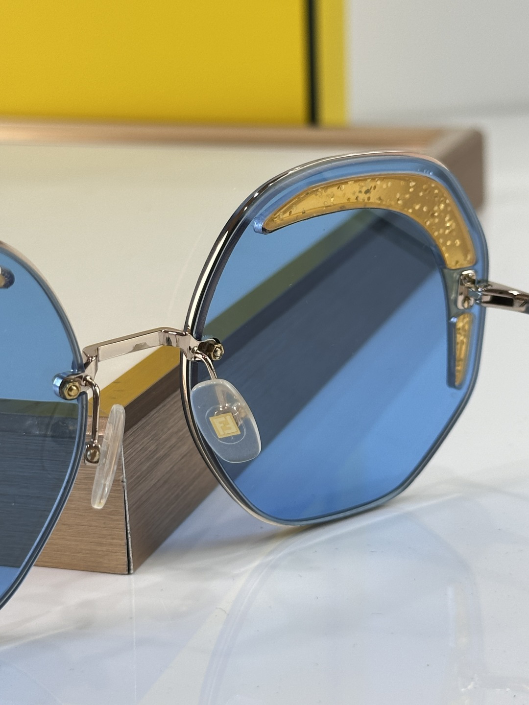 Fendi FENDI 0358 以利落的多边形轮廓打破常规 巧妙平衡几何解构与前卫美学 亮蓝色通透镜片构筑出充满活力的视觉冲击