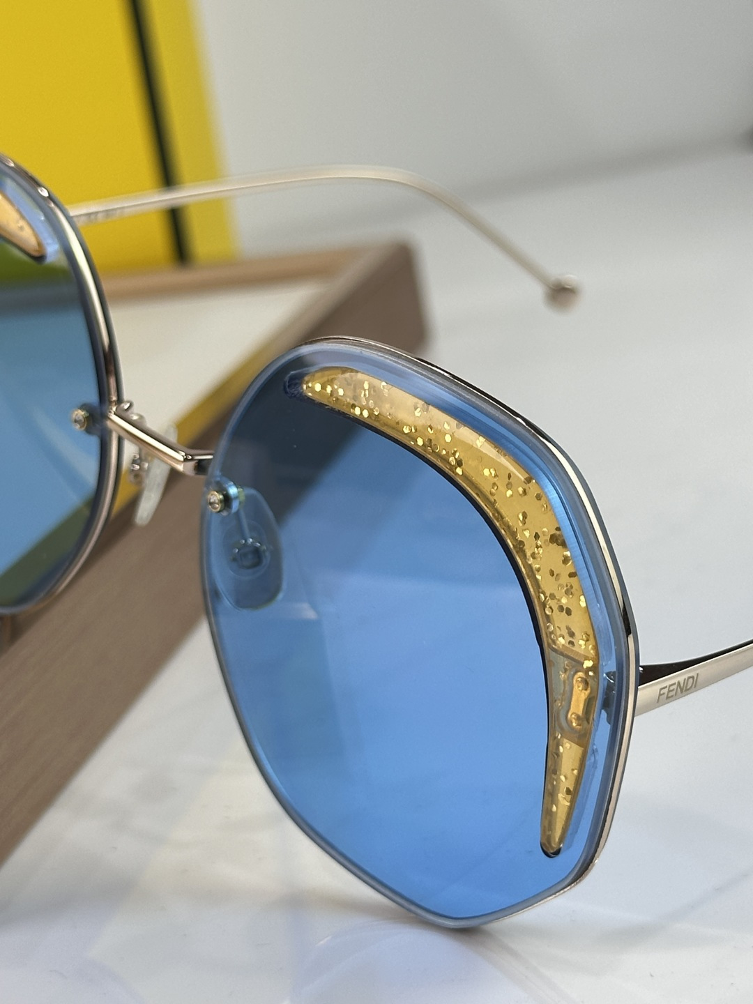 Fendi FENDI 0358 以利落的多边形轮廓打破常规 巧妙平衡几何解构与前卫美学 亮蓝色通透镜片构筑出充满活力的视觉冲击