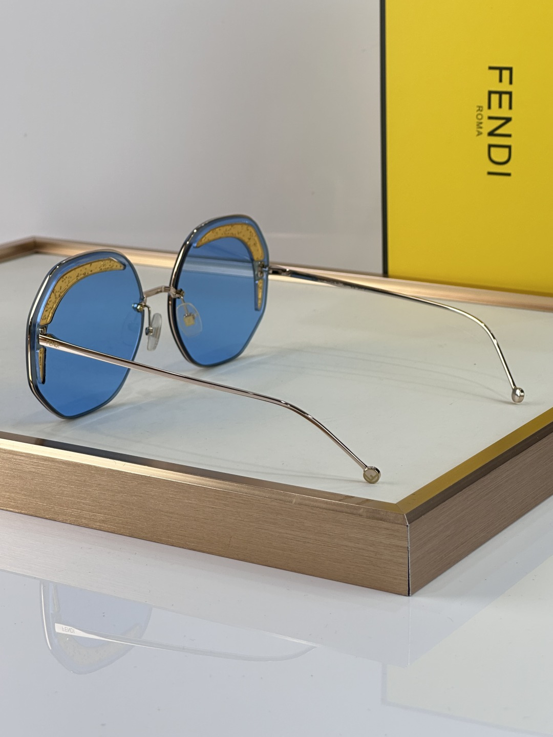 Fendi FENDI 0358 以利落的多边形轮廓打破常规 巧妙平衡几何解构与前卫美学 亮蓝色通透镜片构筑出充满活力的视觉冲击