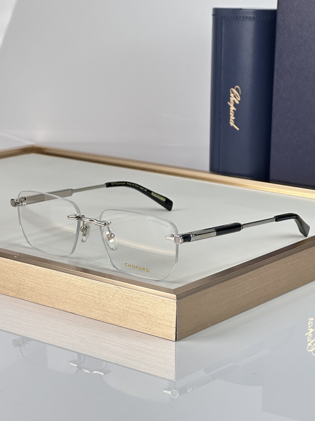 Unknown CHOPARD VCHL 07 以纤薄的无框结构与矩形轮廓重塑当代美学 精密金属与复合材质的拼接