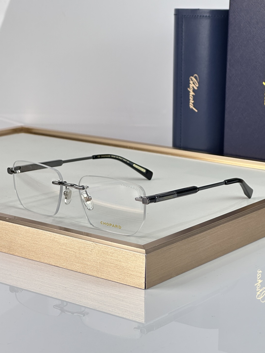 Unknown CHOPARD VCHL 07 以纤薄的无框结构与矩形轮廓重塑当代美学 精密金属与复合材质的拼接