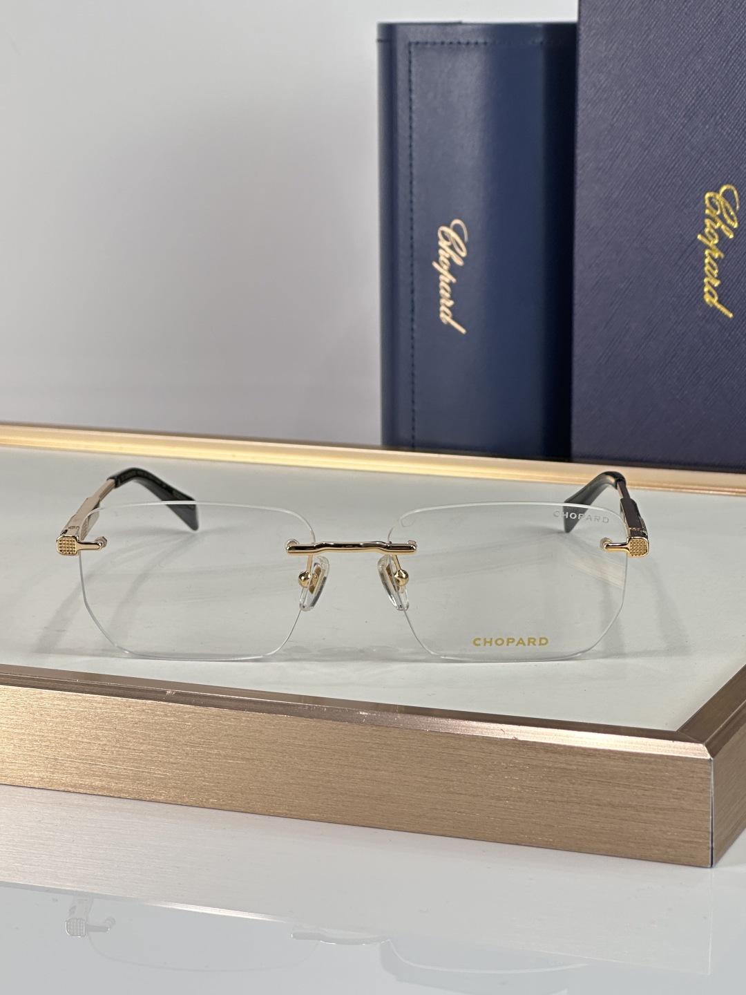 Unknown CHOPARD VCHL 07 以纤薄的无框结构与矩形轮廓重塑当代美学 精密金属与复合材质的拼接