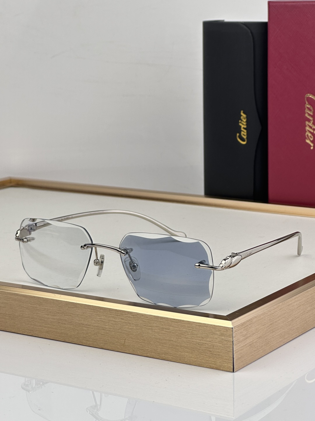 Cartier CARTIER photochromic 563591 以利落无框切边轮廓打破传统边界