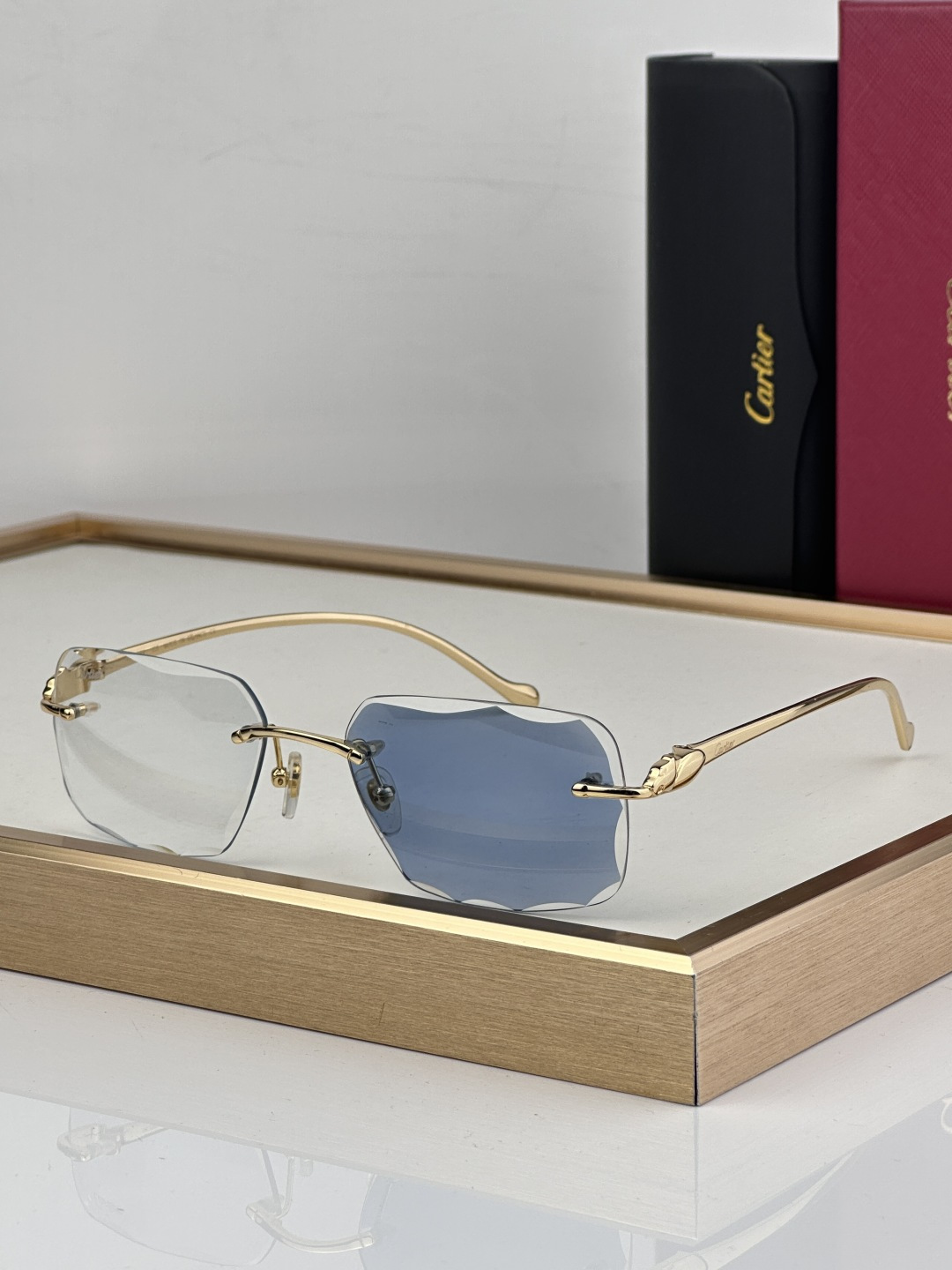 Cartier CARTIER photochromic 563591 以利落无框切边轮廓打破传统边界