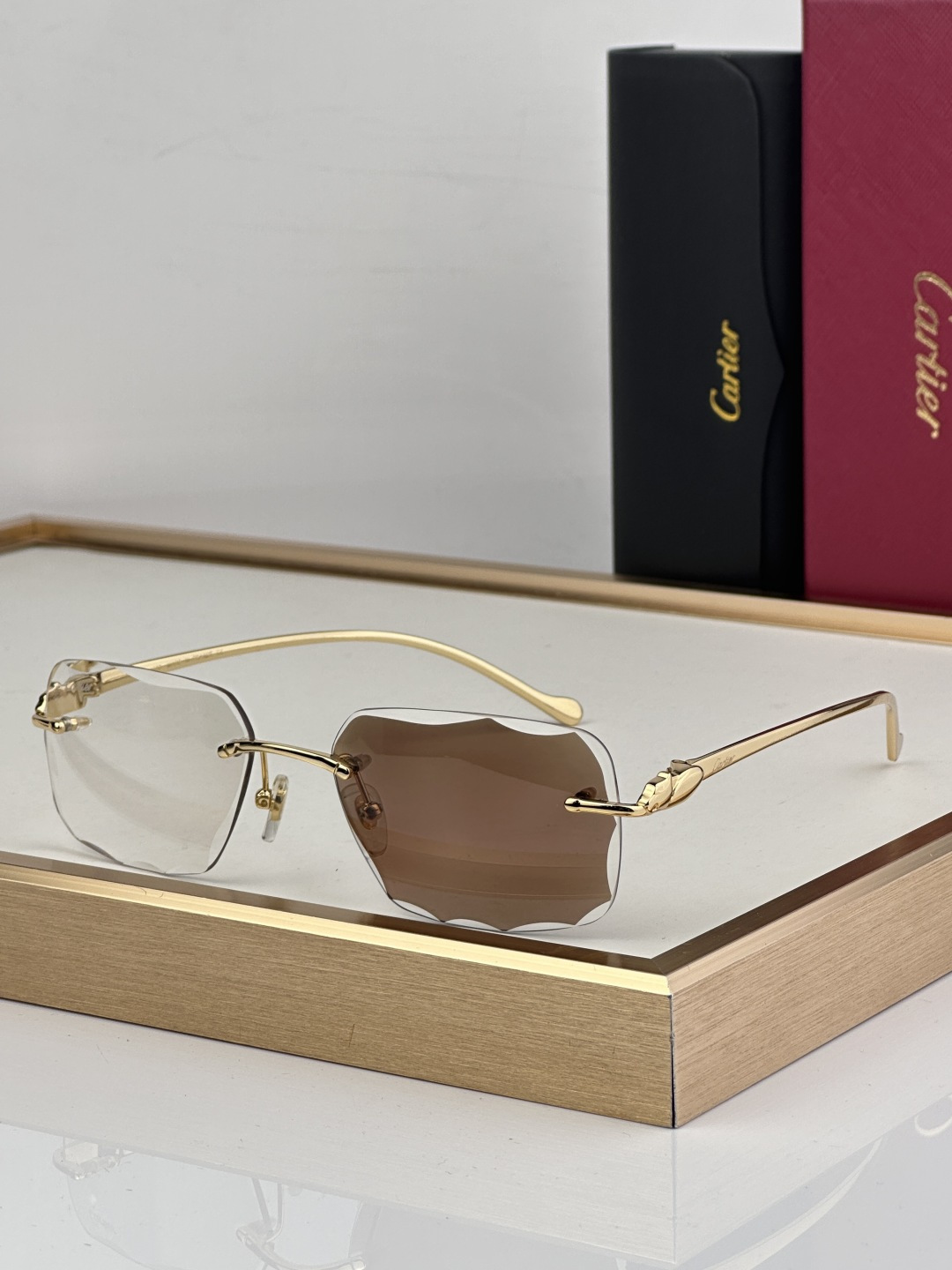 Cartier CARTIER photochromic 563591 以利落无框切边轮廓打破传统边界