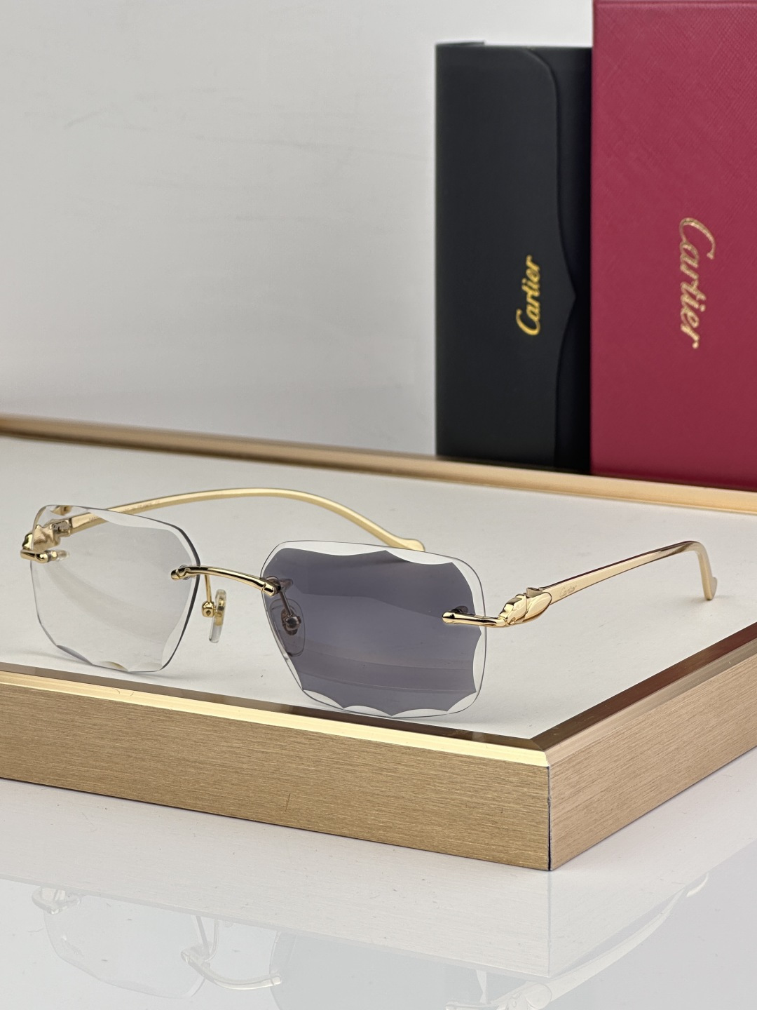 Cartier CARTIER photochromic 563591 以利落无框切边轮廓打破传统边界