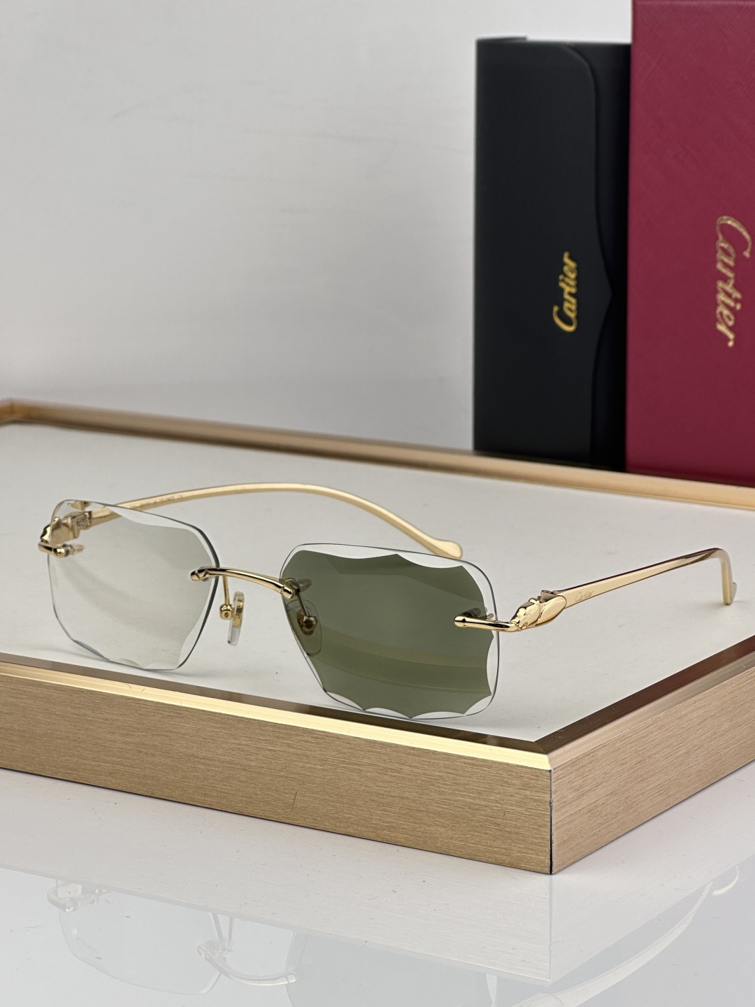 Cartier CARTIER photochromic 563591 以利落无框切边轮廓打破传统边界