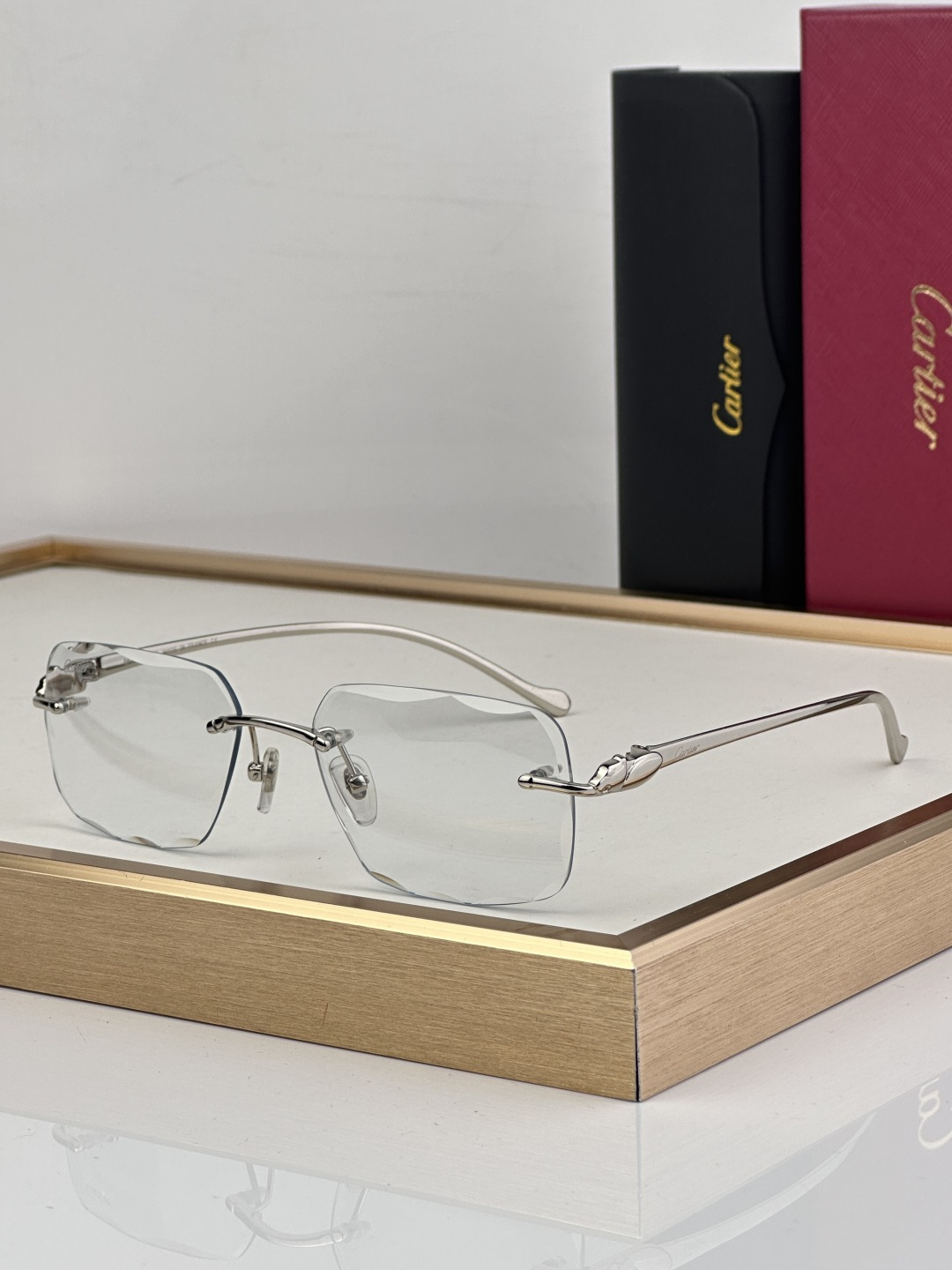 Cartier CARTIER photochromic 563591 以利落无框切边轮廓打破传统边界