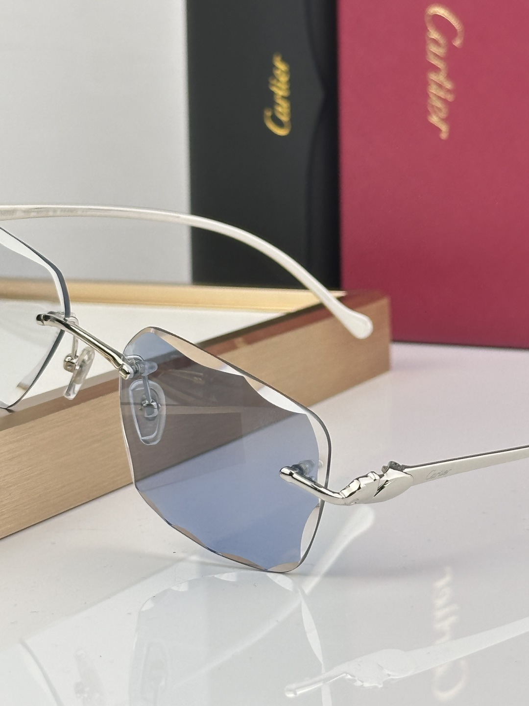 Cartier CARTIER photochromic 563591 以利落无框切边轮廓打破传统边界