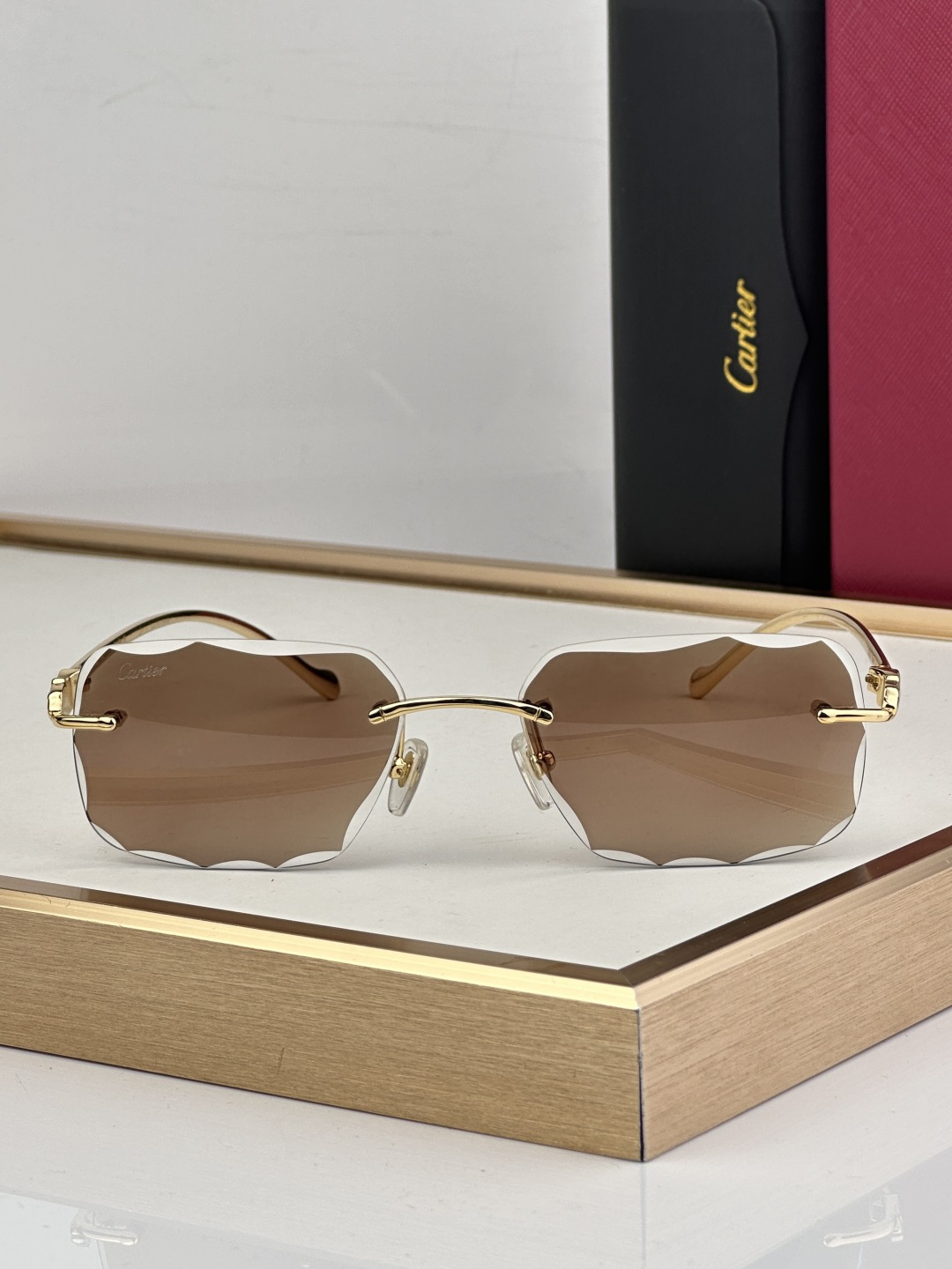Cartier CARTIER photochromic 563591 以利落无框切边轮廓打破传统边界