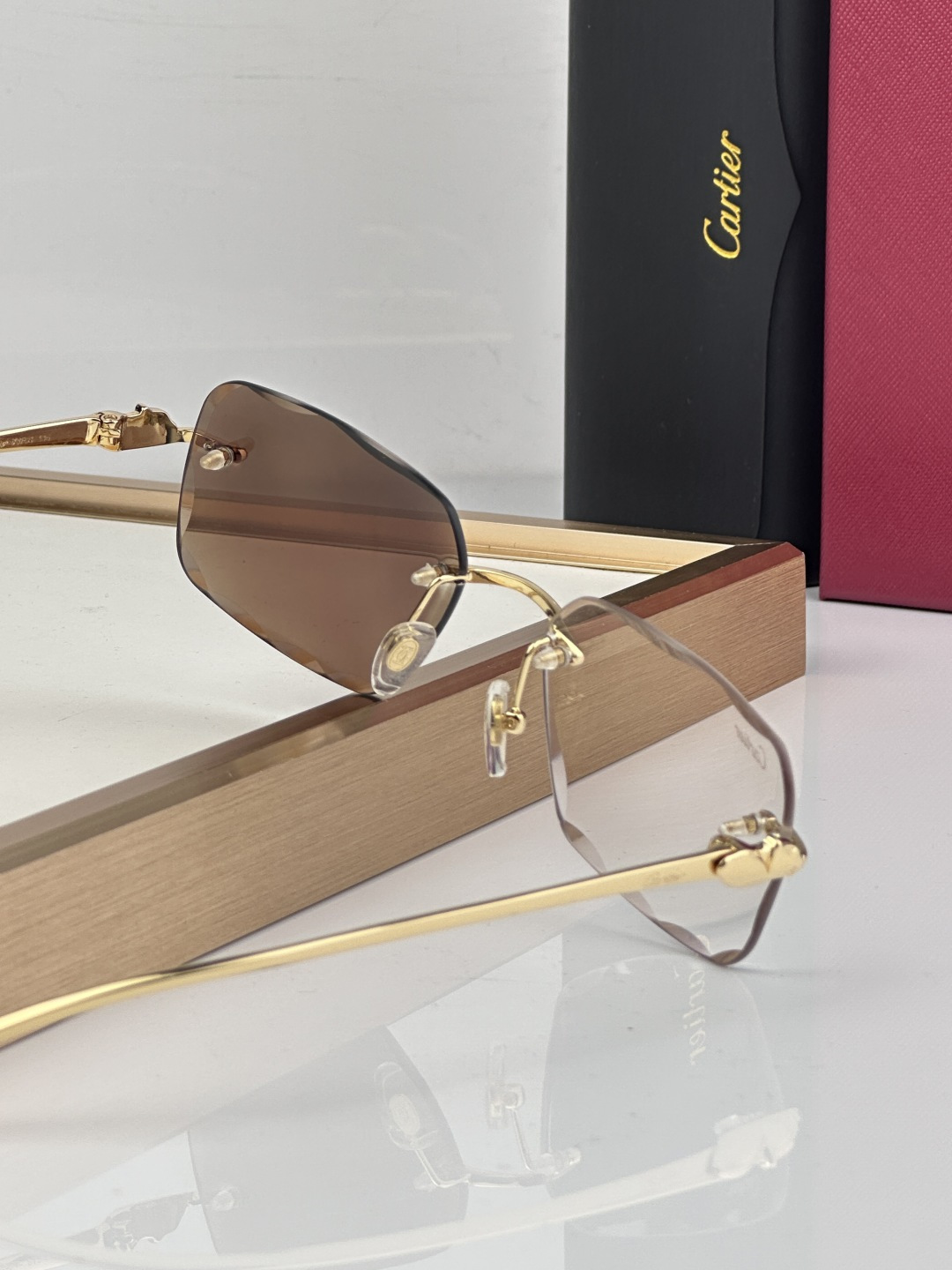 Cartier CARTIER photochromic 563591 以利落无框切边轮廓打破传统边界
