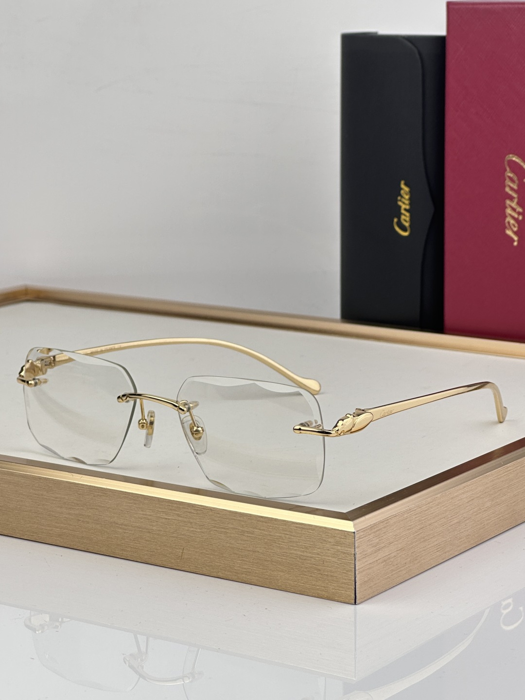 Cartier CARTIER photochromic 563591 以利落无框切边轮廓打破传统边界