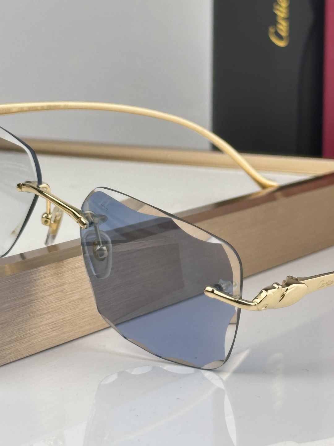 Cartier CARTIER photochromic 563591 以利落无框切边轮廓打破传统边界