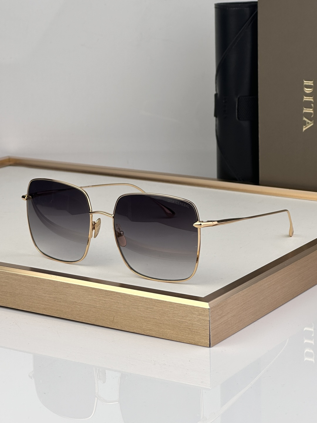 Unknown DITA 523 以利落金色金属架构勾勒大尺寸方形轮廓 渐层镜片在光影中晕染出柔和过渡