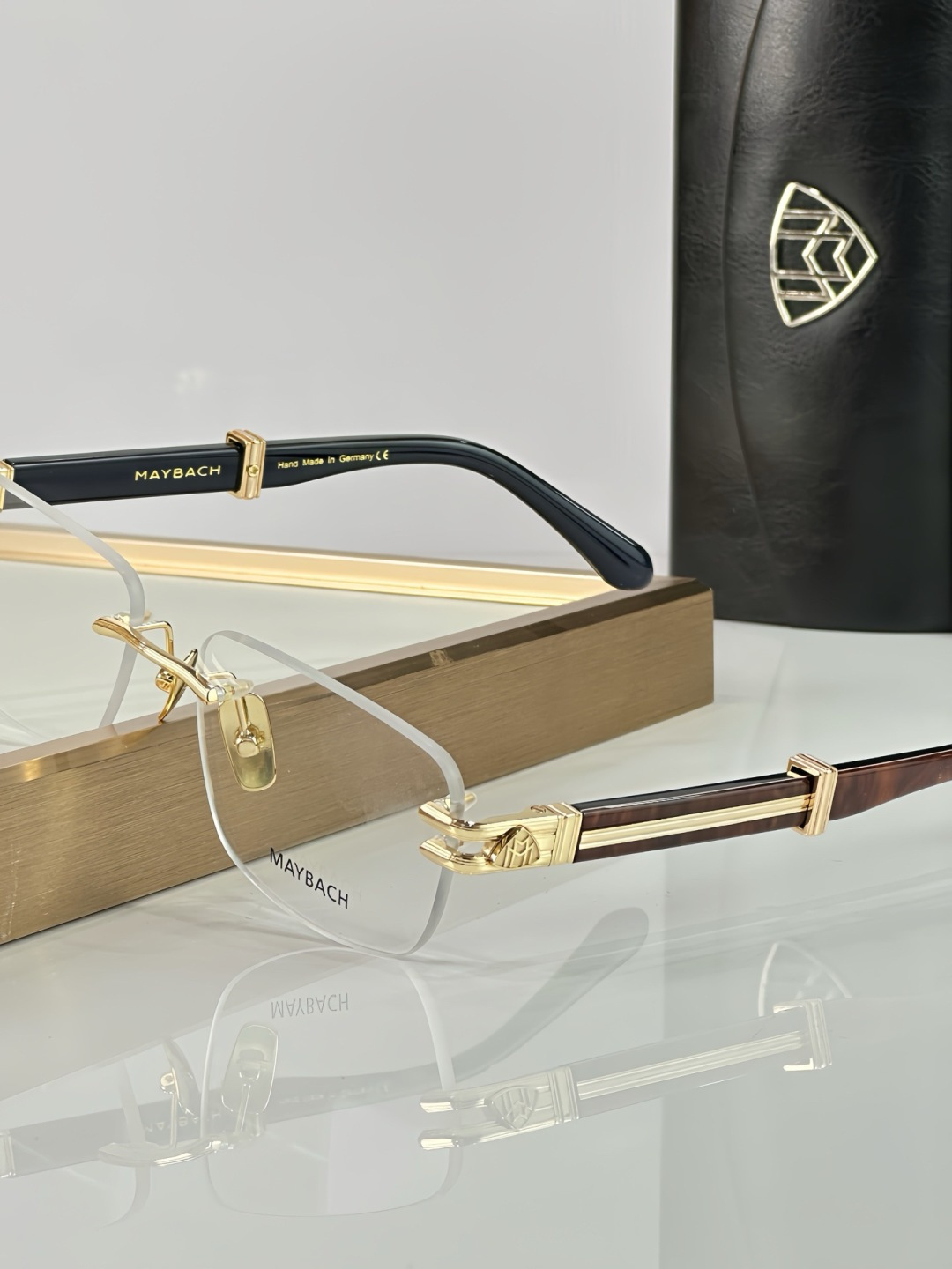 Unknown MAYBACH HIGHNESS 无框光学眼镜：颠覆性双色镜腿设计
