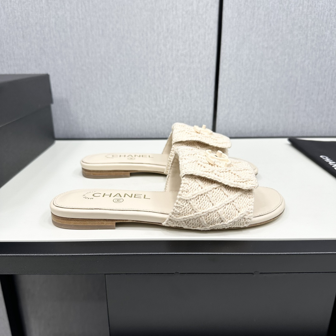 NO:164196,2025 Xiaoxiang must-have items for this season in autumn and winter!  !  Chanel's autumn and winter heavy industry hot product, Xiaohongshu is highly recommended, it looks good no matter how you match it, and it is a must-have for fashionable things. Chanel's women love simple but irresistible combinations show unique styles of dressing, free mixing and matching, and keep up with the fashionable pace of Grandma Shixiang!  !  !  Exquisite details enlarge the original mold opening hardware buckle. Top version purchasing level is created ★The upper is made of woven wool. Sheepskin inner lining, sheepskin footbed, genuine leather sole, size 35-39 (40, 41 customized, slippers, chanel, slippers, sheepskin198609092025小香 本季秋冬季必备单品！！ 香奈儿秋冬重工爆款 小红书力推款,怎么搭配都好看,时髦精必备,香奈儿女士钟爱简约又难以抗拒系搭配展现与众不同的穿搭风格、自由混搭闪耀到位跟紧香奶奶时尚步伐！！！精致细节放大看原版开模五金扣 顶级版本代购级别打造★鞋面采用编织毛线 羊皮内里,羊皮垫脚,真皮底,码数35-39（40、41定做,拖鞋,chanel,slippers,sheepskin,Women's Shoes