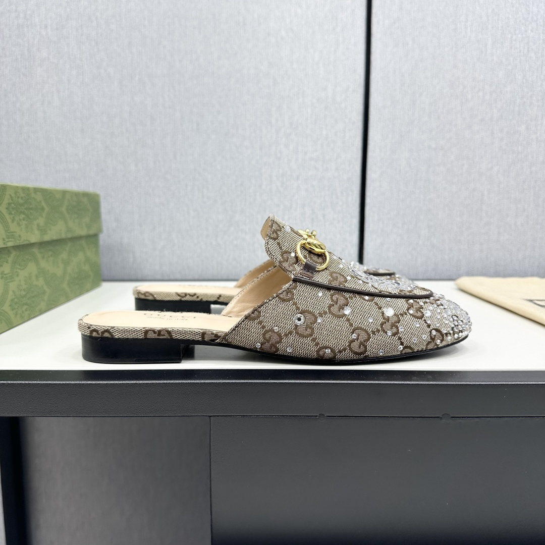 NO:266471,Gucc* Classic rhinestone horse-biting semi-tork/loafer series. It has been popular for so many years and its fashion status has remained unabated. It can be seen how powerful it is. It must be owned by humans. It looks so good!  It's white and beautiful when worn. No matter how ordinary you look, it will become fashionable. Solid pure copper horse buckle. Perfect workmanship details. Welcome to compare. The fabric is made of original custom material. The inner foot pads are all sheepskin. Italian imported cowhide sole. Size35-39 (40/41) half-slide single shoes, loafers half-slide, gucci, loafers, cowhide, sheepskin19860909Gucc* 经典水钻马衔扣半拖/乐福鞋系列 火了这么多年它的时尚地位一直不减 可见它的魔力有多大 必须人手必备 太好看了！穿上就是白富美 再普通的look搭配它都会变得时髦 实心纯铜马衔扣 完美做工细节 欢迎对比 面料采用原版定制材质 内里垫脚均为羊皮 意大利进口牛皮大底 Size35-39（40/41） 半拖单鞋,乐福鞋半拖,gucci,loafers,cowhide,sheepskin,Women's Shoes