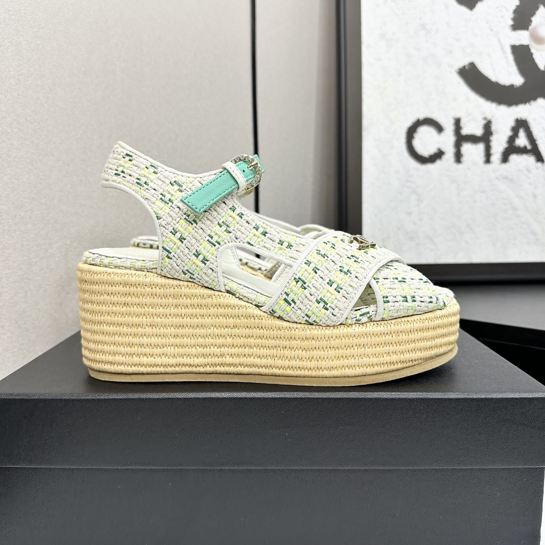 NO:266456,2025★★★★★★ Many celebrities are here to watch, a versatile series that domestic and foreign bloggers are popular. A must-have for spring and summer wardrobe matching. Sandals are the first choice. Upper imported super soft sheepskin (silk) inner lining: imported crystal sheepskin inner lining, original mold-open custom rubber sole Shoe size: 35-39 (40, 41, 42 customized, no return or exchange) Delivery luxury latest counter synchronous packaging, sandals, sandals, sheepskin, silk fabric198609092025★★★★★ 众多明星网红上脚,国内外博主刷爆的一个百搭系列,春夏衣橱搭配必备 凉鞋首选. 鞋面进口超柔羊皮（绸缎）  内里: 进口水晶羊皮内里 大底原版开模定制橡胶底 鞋码: 35-39（40、41、42定做不退换） 配送豪华最新专柜同步包装,凉鞋,sandals,sheepskin,silk fabric,Women's Shoes