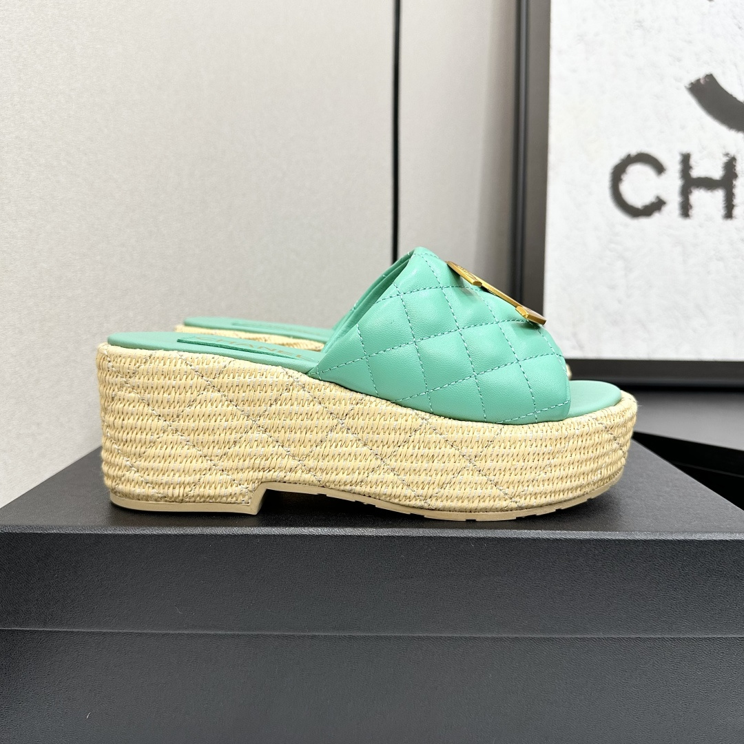 NO:173551,2025★★★★★★ Many celebrities are popular, a versatile series that domestic and foreign bloggers are popular. A must-have for spring and summer wardrobe matching. Sandals are the first choice. Upper imported super soft sheepskin (silk) inner lining: imported crystal sheepskin inner lining, original mold-open custom rubber sole Shoe size: 35-39 (40, 41, 42 customized, no return or exchange) Delivery luxury latest counter synchronous packaging, slippers, sandals, slippers, sheepskin, silk fabric198609092025★★★★★ 众多明星网红上脚,国内外博主刷爆的一个百搭系列,春夏衣橱搭配必备 凉鞋首选. 鞋面进口超柔羊皮（绸缎）  内里: 进口水晶羊皮内里 大底原版开模定制橡胶底 鞋码: 35-39（40、41、42定做不退换） 配送豪华最新专柜同步包装,拖鞋,sandals,slippers,sheepskin,silk fabric,Women's Shoes