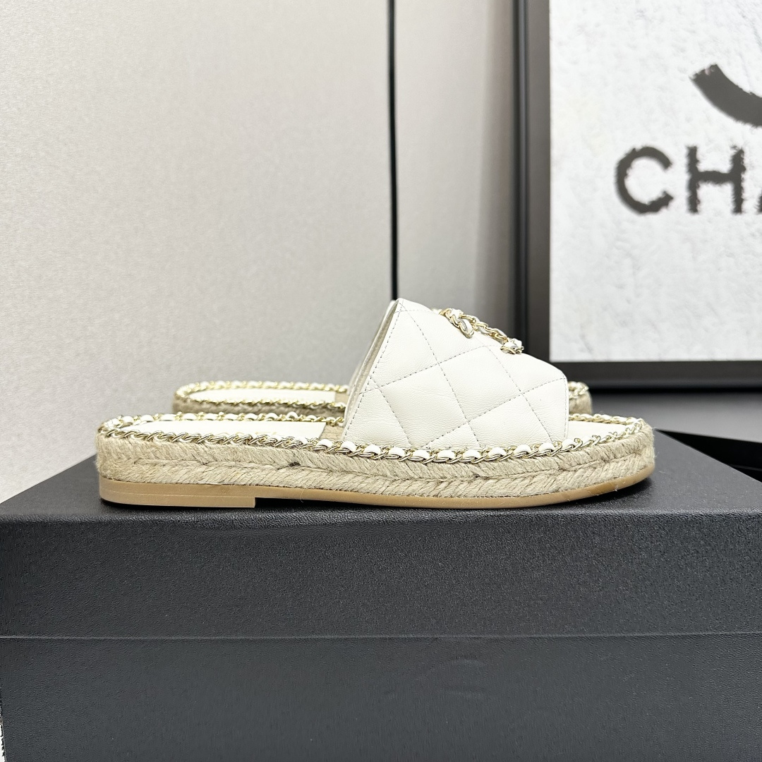 NO:173554,* 25P early autumn woven sandals. The counter is simply snatched up. Photos from major social platforms are popular. This episode of the catwalk is definitely too handsome. It is definitely the most popular style of this season. The counter fairies are really too aware of the goods. They don’t get stuck or scratch their feet. The texture is very soft and comfortable. Classic black and white combination, super versatile. 1 fabric: counter original sheepskin silk 2 lining: environmentally friendly mixed sheepskin 3 soles: rubber 5 size 35-40 (40 41 custom made, slippers, slippers, sheepskin, silk fabric19860909* 25P早秋最爆编织凉拖鞋 专柜简直疯抢了,各大社交平台热门晒图,这期的走秀款绝对太帅了,绝对是这一季最热门的款式,专柜仙女们真的太识货了,不卡脚也不会磨脚,质感上脚是非常柔软舒服的.经典的黑白配,超级百搭. 1面料:专柜原版羊皮 绸缎 2内里:环保混种羊皮 3大底:橡胶 5码数35-40（40 41定做,拖鞋,slippers,sheepskin,silk fabric,Women's Shoes