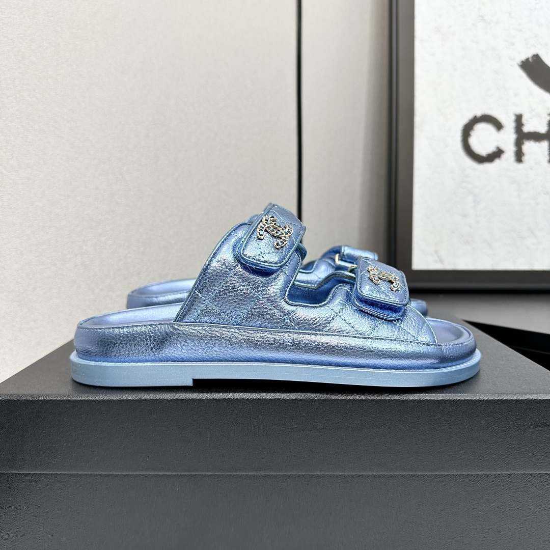 NO:173536,The latest fabrics in spring and summer - the counter mainly promotes Velcro beach sandals new color series ★★★★★★ Many celebrities are here to watch, a versatile series that domestic and foreign bloggers are popular, a must-have for spring and summer wardrobe matching, the first choice for sandals. Imported super soft sheepskin upper lining: imported crystal sheepskin lining, large sole original mold-open custom rubber sole Shoe size: 35-39 (40, 41, 42 custom made without return and exchange) Delivery latest luxury counter synchronous packaging Slippers Sandals, semi-trails, sandals, slippers, sheepskin19860909春夏最新面料——专柜主推魔术贴沙滩凉鞋新色系列上新 ★★★★★ 众多明星网红上脚,国内外博主刷爆的一个百搭系列,春夏衣橱搭配必备 凉鞋首选. 鞋面进口超柔羊皮  内里: 进口水晶羊皮内里 大底原版开模定制橡胶底 鞋码: 35-39（40、41、42定做不退换） 配送豪华最新专柜同步包装 拖鞋 凉鞋,半拖,sandals,slippers,sheepskin,Women's Shoes