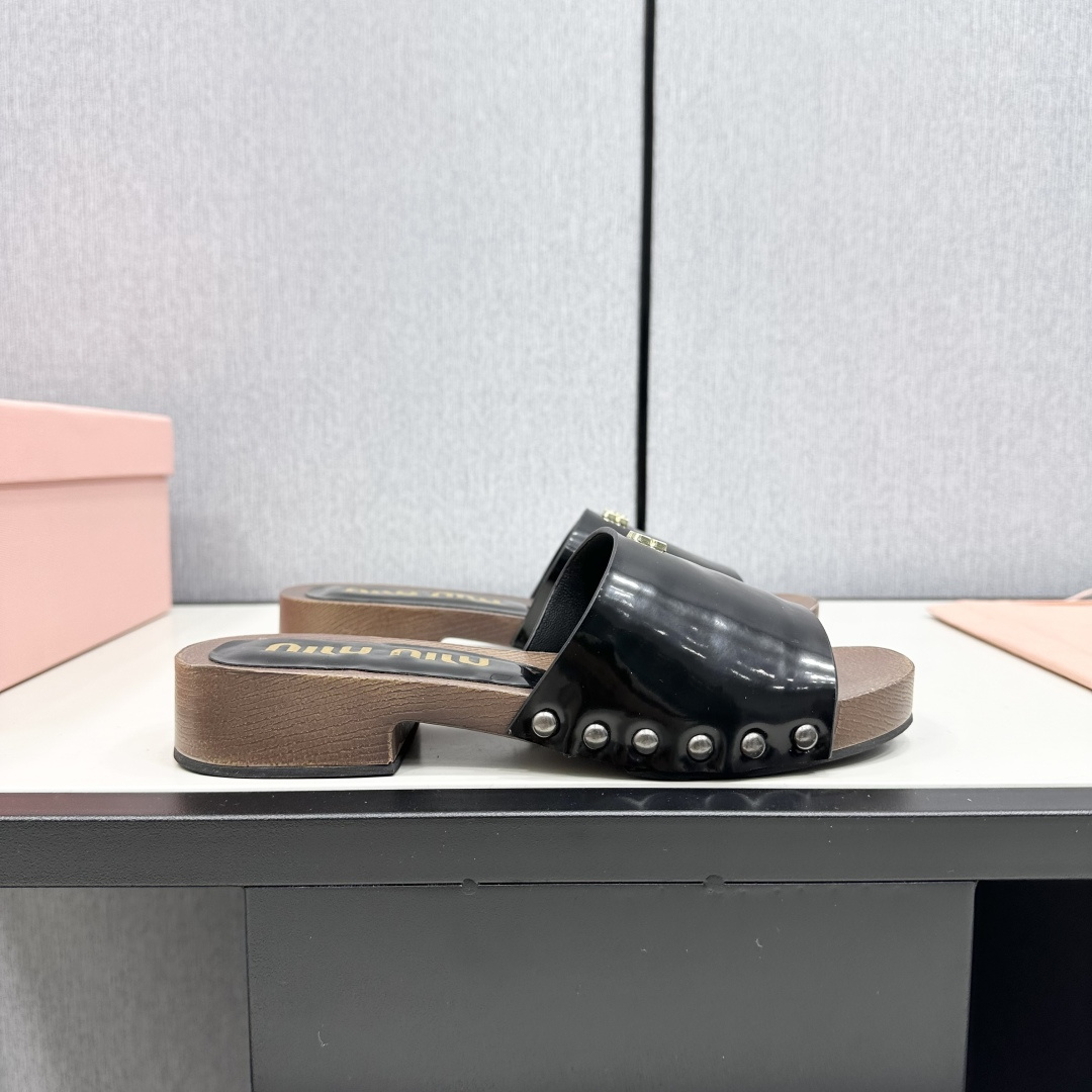 NO:173557,MiuMiu Spring and Summer Slippers, 25 shows, the most popular item. The simple upper, the golden miumiu letter logo is very eye-catching (there are 10 four colors for socks) and half-legged socks are decorated to look particularly beautiful and fashionable. Fashion is a cycle, the thick heel water table design is retro, practical and durable, a must-have item for spring and summer outfits!  A true beautiful little fairy imported upper frosted cowhide/paper leather Sole original open molded clog combination sole size35-39 (40 41 custom made without return), slippers, miumiu, slippers, cowhide, socks19860909MiuMiu缪缪春夏秀款拖鞋 25秀款出镜率最高单品 简约鞋面金色miumiu字母logo非常的醒目（袜子10四个色可选）搭配半脚袜饰以装饰,显得格外的好看时髦 时尚就是个轮回,粗跟水台设计复古实用耐穿, miu精灵春夏穿搭必备单品！妥妥的美丽小仙女 鞋面进口磨砂牛皮/漆皮 鞋底原版开模木屐组合大底 防滑掌 size35-39（40 41 定制不退换）,拖鞋,miumiu,slippers,cowhide,socks,Women's Shoes