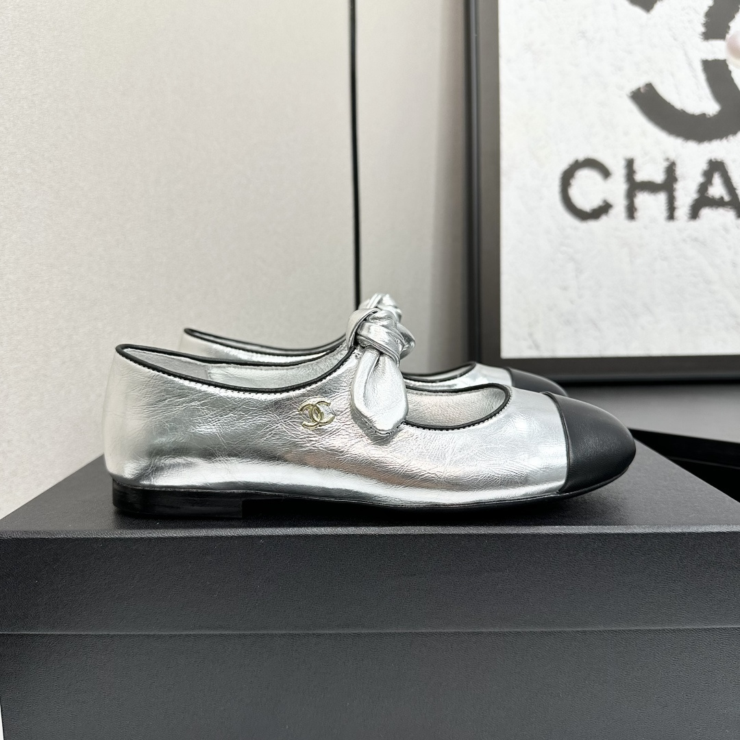 NO:266450,Chanel 25C Early Spring Mary Jane Single Shoes Series Shoes This season's shoes are great!  The pure black Mary Jane is very comfortable on her feet. The upper is also soft and the upper is soft, so you don’t have to worry about getting your feet. The rabbit ears are also cute, and the black and white color combination and black cloth look very good. The upper cowhide inner sheepskin leather outsole Size:35-39 40/41 Custom made, single shoes, chanel, mary jane, cowhide, sheepskin, Leather soles19860909Chanel 25C早春玛丽珍单鞋系列 这一季的鞋子都很棒耶！ 纯黑色玛丽珍上脚很舒服鞋面皮质也很软,不用担心会磨脚.兔耳朵也好可爱,黑白拼色和黑色布面都很好看. 鞋面牛皮 内里羊皮 真皮大底 Size:35-39 40/41订做,单鞋,chanel,mary jane,cowhide,sheepskin,Leather soles,Women's Shoes