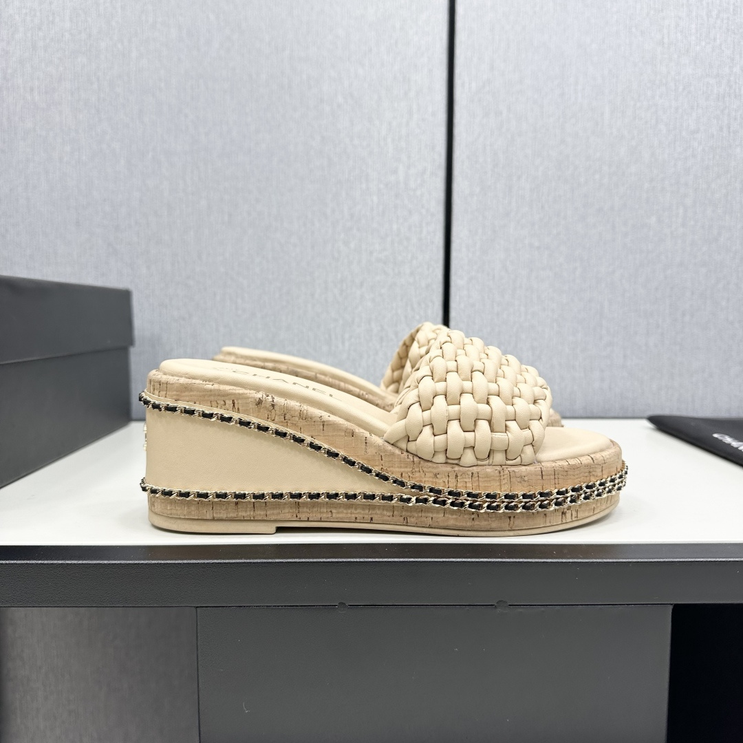 NO:231435,2025★★★★★★ Many celebrities are popular, a versatile series that domestic and foreign bloggers are popular. A must-have for spring and summer wardrobe matching. Sandals are the first choice. Upper imported super soft sheepskin (silk) inner lining: imported crystal sheepskin inner lining, original mold-open custom rubber sole Shoe size: 35-39 (40, 41, 42 customized, no return or exchange) Delivery luxury latest counter synchronous packaging, slippers, sandals, slippers, sheepskin, silk fabric198609092025★★★★★ 众多明星网红上脚,国内外博主刷爆的一个百搭系列,春夏衣橱搭配必备 凉鞋首选. 鞋面进口超柔羊皮（绸缎）  内里: 进口水晶羊皮内里 大底原版开模定制橡胶底 鞋码: 35-39（40、41、42定做不退换） 配送豪华最新专柜同步包装,拖鞋,sandals,slippers,sheepskin,silk fabric,Women's Shoes